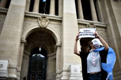 Reclamos por la presencialidad en las escuelas frente al Palacio de Tribunales