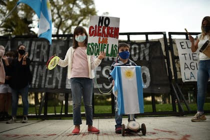 Reclamos por la presencialidad en las escuelas frente al Palacio de Tribunales