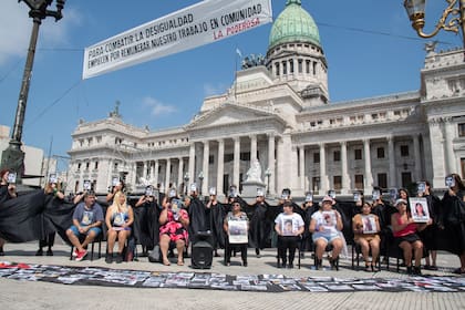 Reclamos por los femicidios en Argentina a través de una intervención frente al Congreso de la Nación en el marco del Día Internacional de la Mujer.