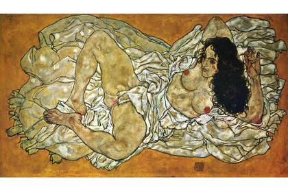 "Reclining woman" (Mujer reclinada), de Egon Schiele, 1917, pertenece a la colección del Leopold Museum de Viena. En 2018, la ciudad celebró el centenario del artista con afiches de sus célebres desnudos. En Londres y Berlín fueron censurados con una faja en los genitales