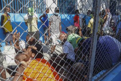 Reclusos dentro de la prisión Nacional de Puerto Príncipe en Haití, después de que cientos de ellos escaparan