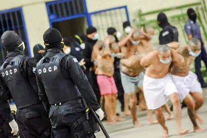 Reclusos en la prisión de Izalco, al noroeste de San Salvador, durante una operación de seguridad por la pandemia de coronavirus; el presidente autorizó el uso de la fuerza letal por el incremento de los asesinatos entre pandillas