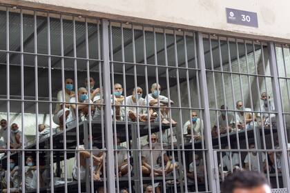 Reclusos observan desde su celda en el Centro de Confinamiento del Terrorismo en Tecoluca, El Salvador, el 26 de marzo de 2025