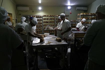 Reclusos trabajan en una panadería que emplea entre 50 y 60 personas.