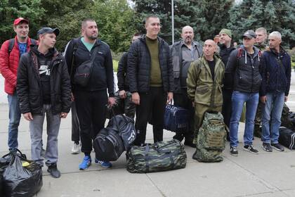Reclutas rusos frente a un centro de reclutamiento militar en Volzhskiy, región de Volgogrado, Rusia, el miércoles 28 de septiembre de 2022. 