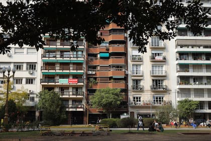 Recoleta, aunque no está entre los barrios más baratos, cuenta con algunas oportunidades de propiedades con valores por debajo de los US$100.000