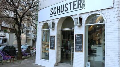 Recomendamos enfáticamente probar la torta Stephie de Schuster, con base de brownie, mousse de chocolate, crema chantilly y merengue suizo