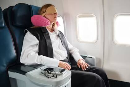 Recomiendan llevar tu propio antifaz, almohada de viaje y/o una manta para viajar en avión