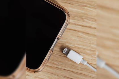 Recomiendan no cargar más del 100% al celular (Foto Pexels)