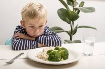 Recompensar a los chicos por comer verduras "aunque no les gusten" no es una buena estrategia: solo hará que no las coman en el futuro