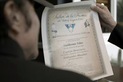 El diploma de la AAT que recibió Vilas, nombrado como Capitán Honorario y Embajador Mundial del Tenis Argentino. 