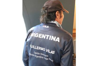 Guillermo Vilas, en Montecarlo, con su campera del equipo argentino de Copa Davis.