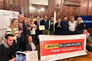 Reconocimiento a la iniciativa de "ficha limpia" en la Legislatura porteña