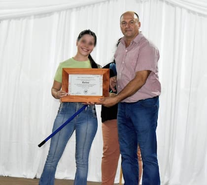 Reconocimiento simbólico a la reina, que posó con un certificado y un escobillón entregado por el intendente