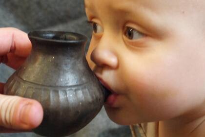 Reconstrucción de los primeros biberones usados para alimentar con leche animal a bebés prehistóricos