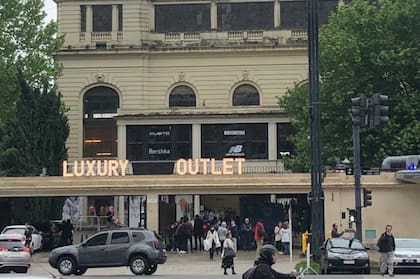 El Luxury Outlet está en el Tribuna Plaza de Palermo