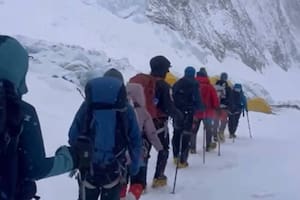 Al menos 274 escaladores alcanzaron la cima de la montaña más alta del mundo el mismo día
