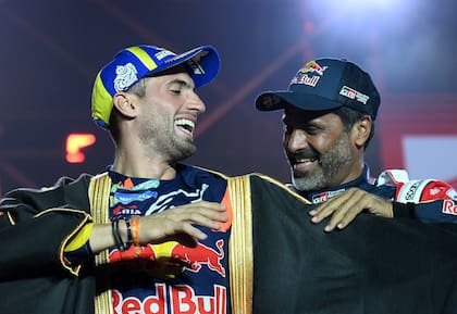 Recordando a Messi: Nasser Al Attiyah le coloca el tradicional "bisht" a Kevin Benavides, el piloto argentino ganador en motos del Rally Dakar 2023