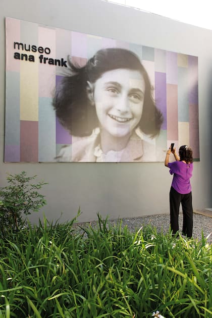 Recorrer las salas que divulgan la historia de Ana Frank y honran a las víctimas del Holocausto es una emoción insoslayable.