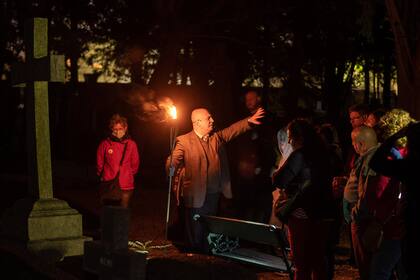 Recorrida a la luz de luna en el Cementerio Británico