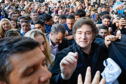 Recorrida de Javier Milei, con Manuel Adorni y Karina Milei, por el barrio de Belgrano