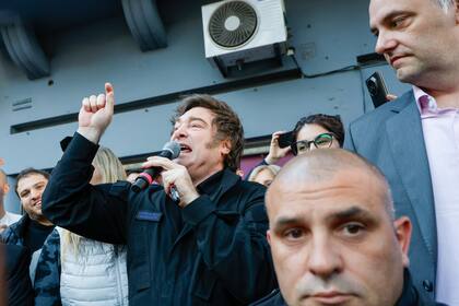 Recorrida de Manuel Adorni junto a Javier y Karina Milei, por el barrio de Belgrano