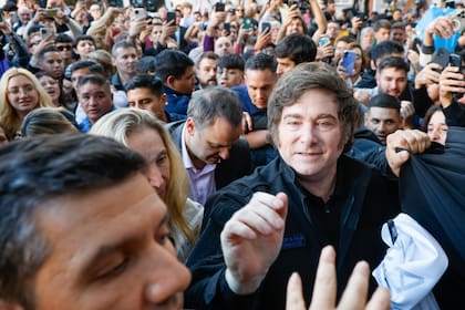 Recorrida de Manuel Adorni junto a Javier y Karina Milei, por el barrio de Belgrano