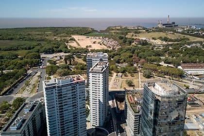 Recorrida de prensa con el ICV de la ciudad por obras de urbanizacion en la villa Rodrigo Bueno, en Costanera Sur a metros de la Reserva Ecologica.