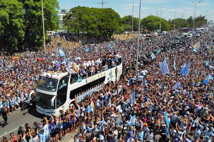 Recorrida del micro de la selección argentina Campeona del Mundo en Qatar 2022. desde el predio de Ezeiza.
Messi Paredes, Scaloni, Di MAría, De Paul, Otamendi, Enzo Fernadez, Lautaro Martinez, Montiel, palacios, acuña..
Vista
20/12/2022