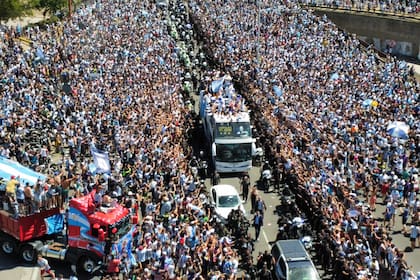 Recorrida del micro de la selección argentina Campeona del Mundo en Qatar 2022.  desde el predio de Ezeiza.


  20/12/2022