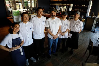 Uno de los objetivos de Fernando Lo Coco en Casa Oxalis es formar a su equipo para que en el futuro ellos también puedan volar alto en la cocina 