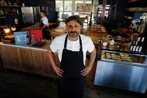 Se formó con los mejores del mundo y ahora abrió su restaurante en una casa de 1920 cerca del mar