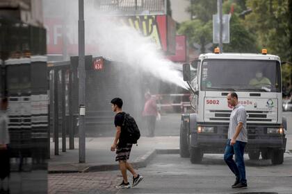 Un camión de la municipalidad fumiga los alrededores de la estación de Morón