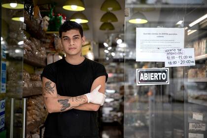 Marcos Cabrera trabaja en la dietética Zentra, un local que ya casi no registra ventas