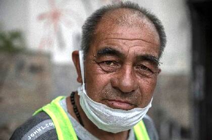 Juan Aguirre es cuidacoches, vive en la calle y está tan preocupado por la comida como por el coronavirus