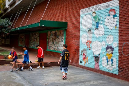 Recorrida por el barrio Catalinas Sur, la plaza Islas Malvinas y la placita Lucila