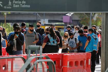 Se formaban largas filas para ingresar a la estación del subte C, que conecta Constitución con Retiro. 