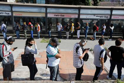 Largas filas para subir al colectivo en la estación Liniers