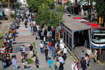 Las distintas filas iban desde la paradas de los colectivos hasta adentro de la estación Liniers