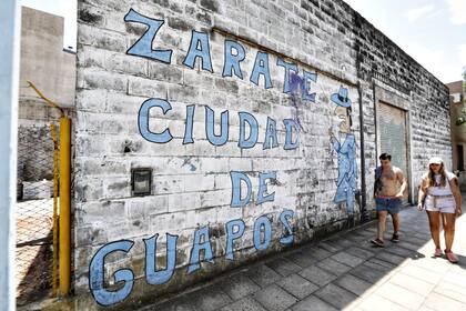 "Zarate ciudad de guapos", el mural a 10 metros de la casa de uno de los acusados del crimen de Fernando Báez Sosa