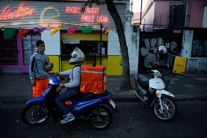 Recorrida por la ciudad. Muy poco tráfico y los trabajadores de delivery haciendo repartos