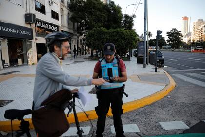 Un control a las personas que circulan, de lo más repetido que puede observarse en las calles