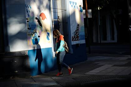 Recorrida por la ciudad. Muy poco tráfico y los trabajadores de delivery haciendo repartos