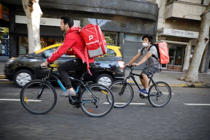 Recorrida por la ciudad. Muy poco tráfico y los trabajadores de delivery haciendo repartos