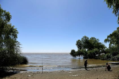 Recorrida por las costas del Río de La Plata en la ciudad de Berisso. Investigadores y ONG´s estudian las desembocaduras de residuos cloacales en el río y su impacto en la región.