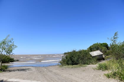 Recorrida por las costas del Río de La Plata en la ciudad de Berisso. Investigadores y ONG´s estudian las desembocaduras de residuos cloacales en el río y su impacto en la región.