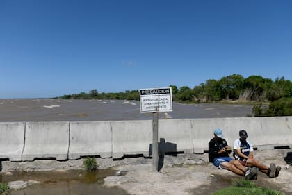 Recorrida por las costas del Río de La Plata en la ciudad de Berisso. Investigadores y ONG´s estudian las desembocaduras de residuos cloacales en el río y su impacto en la región.