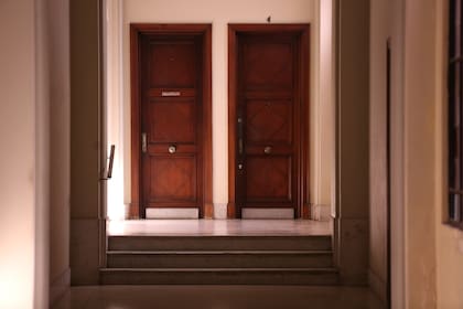 Su espacio de acceso remeda una escenografía expresionista y fue dotado por el arquitecto que lo ideó, Robert Charles Tiphaine, de cierta reminiscencia a templo egipcio