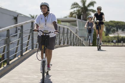 Recorrido guiado entre el Aeroparque y el Parque de la Memoria