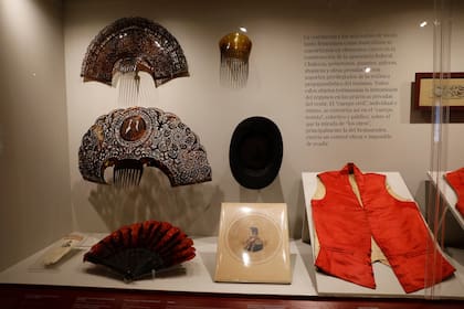 Entre otros objetos de uso corriente durante el periodo rosista se exhiben chalecos federales, tiradores, abanicos, peinetas, guantes y galeras